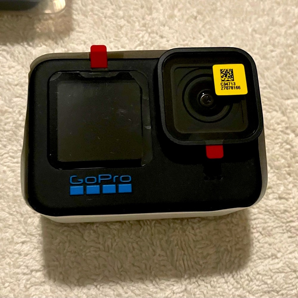 BRAND NEW NEVER USED-GOPRO HERO 11 SPECIAL BUNDLE PACKAGE WITH EXTRA ACC.